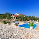 Seaside Luxury With A Swimming Pool Cove Siroka, Ciovo - 11749 تروغير