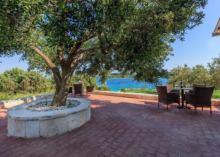 Вілла Seaside Luxury With A Swimming Pool Cove Siroka, Ciovo - 11749 Трогір